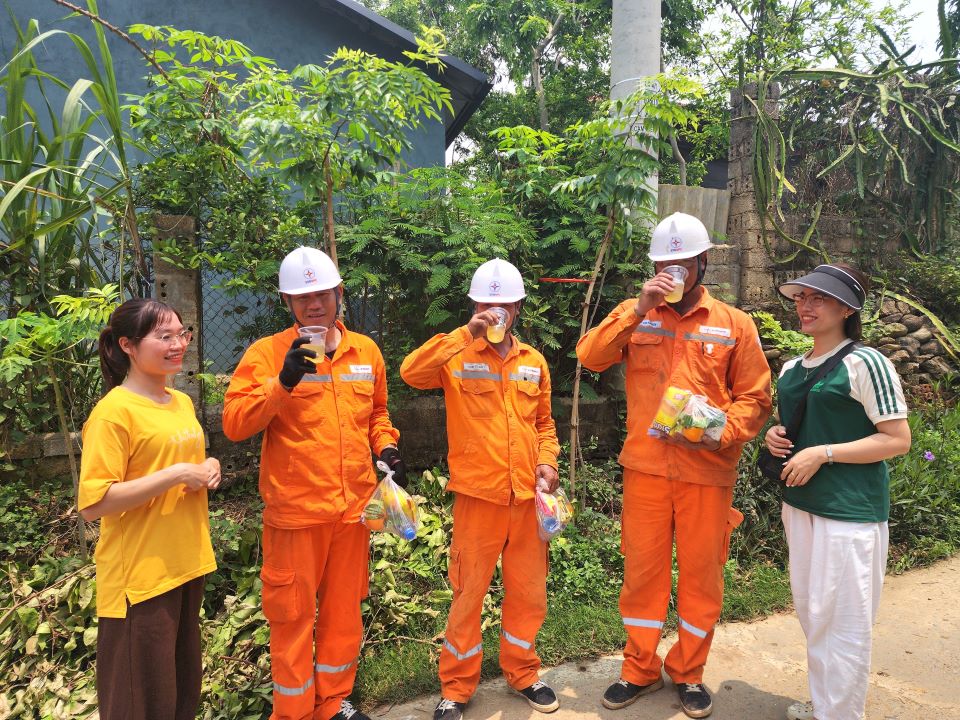 Cộng đồng đồng hành cùng thợ điện trong việc khắc phục hậu quả thiên tai